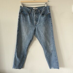 Light wash Levi’s wedgie crop Jean